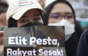 Salam Tiga Jari Warnai Aksi Mahasiswa di Bundaran HI