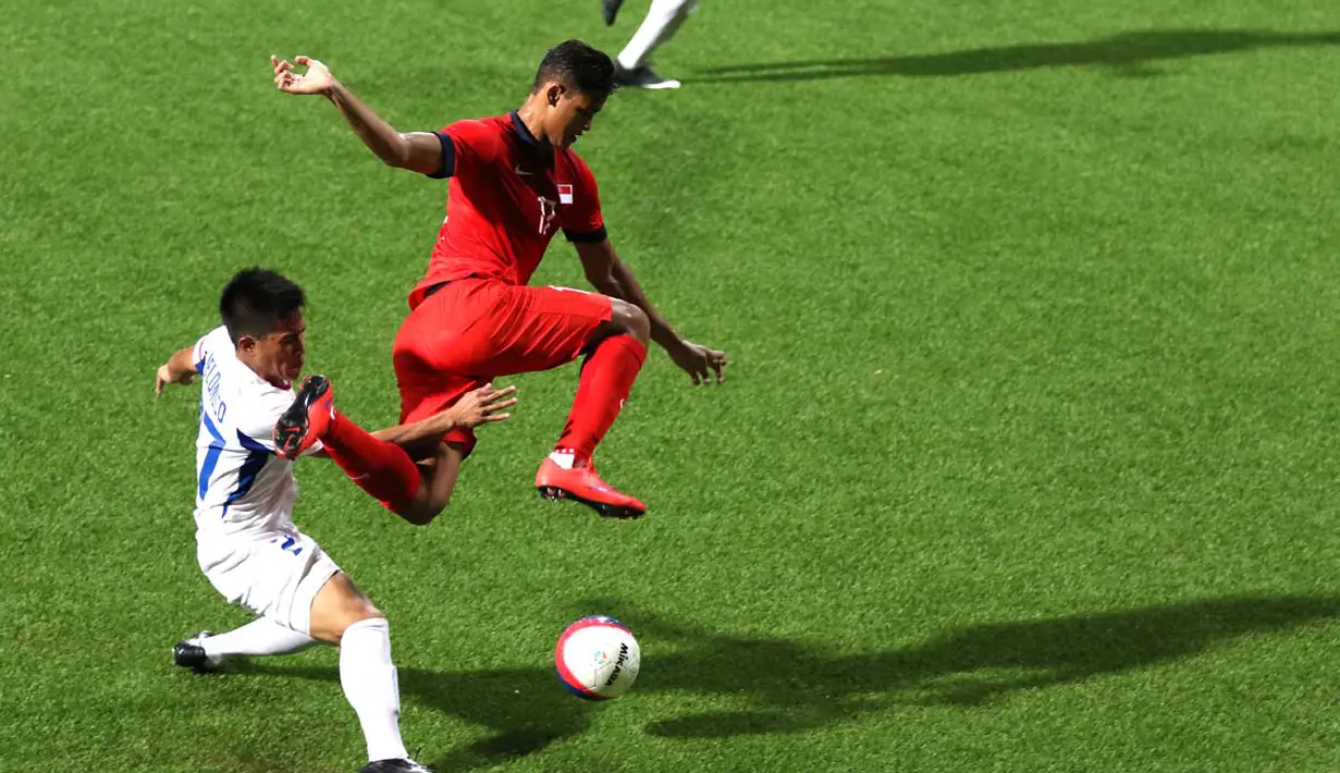 Aksi Irfan Fandi Ahmad (kanan), putra legenda sepakbla Singapura, Fandi Ahmad. (Bola.com/Arief Bagus)