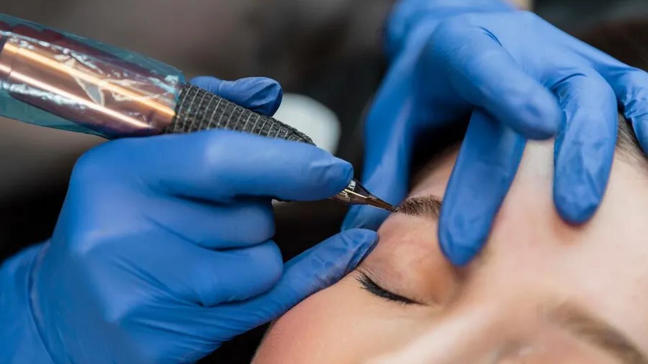 Sulam alis atau teknik microblading adalah cara untuk memperbaiki atau merapikan bentuk alis.
