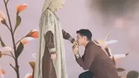 Potret Rezky Aditya Cium Tangan dan Pipi Citra Kirana di Catwalk, Bawakan Koleksi Sarimbit