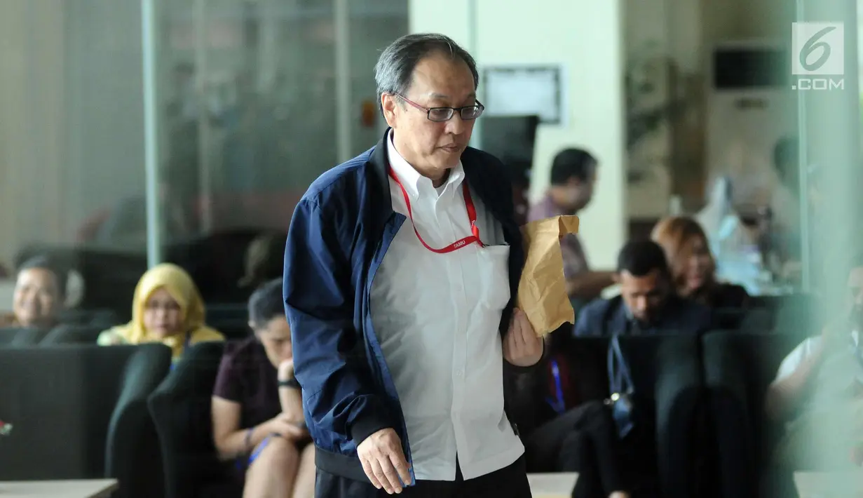 Pengusaha, Made Oka Masagung bersiap menjalani pemeriksaan di Gedung KPK, Jakarta, Kamis (9/11). Made Oka Masagung diperiksa sebagai saksi kasus dugaan korupsi e-KTP. (Liputan6.com/Helmi Fithriansyah)
