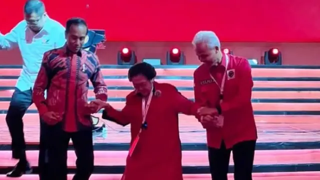 Jokowi dan Ganjar memapah Megawati turun dari panggung saat rakernas di JIexpo Kemayoran. (Istimewa)