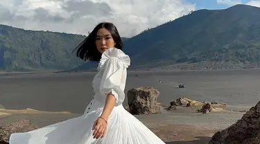 Gisella Anastasia tengah menikmati momen seru saat berada di kawasan wisata Gunung Bromo. Bukan hanya liburan, namun Gisel tengah menjalani syuting video klip terbaru dari Setia Band. (Instagram/gisel_la)