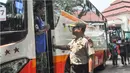 Kapolresta Malang, AKBP Decky Hendarsono, mengecek kesiapan bus yang akan mengangkut Aremania menuju Jakarta, Sabtu (2/4/2016). (Bola.com/Iwan Setiawan)