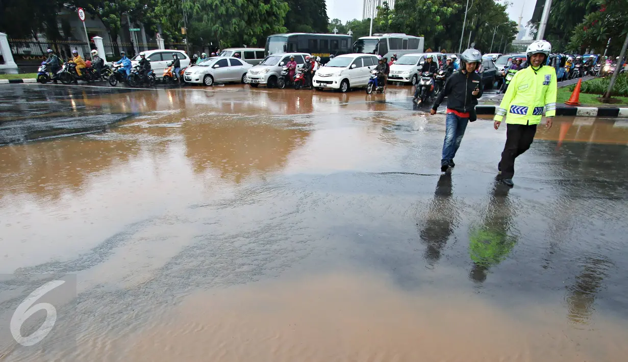 Genangan air terlihat merendam jalan di depan Istana Merdeka, Jakarta, Selasa (9/2). Hujan deras yang mengguyur kota Jakarta membuat sejumlah jalan protokol tergenang air. (Liputan6.com/Immanuel Antonius)