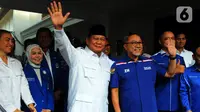 Ketua Umum Partai Gerindra Prabowo Subianto (tengah kiri) bersama Ketua Umum Partai Amanat Nasional (PAN) Zulkifli Hasan (tengah kanan) menggelar konferensi pers usai melakukan pertemuan tertutup di Kertanegara 4, Jakarta, Sabtu (8/4/2023). (merdeka.com/Imam Buhori)