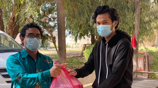 KBRI Tripoli memberi bantuan sembako untuk mahasiswa di Libya yang terdampak COVID-19. (Dok: Kemlu RI)