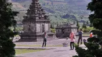 Sejumlah wisatawan berada di komplek candi Arjuna kawasan dataran tinggi Dieng, Desa Dieng Kulon, Batur, Banjarnegara, Jateng. (Antara)