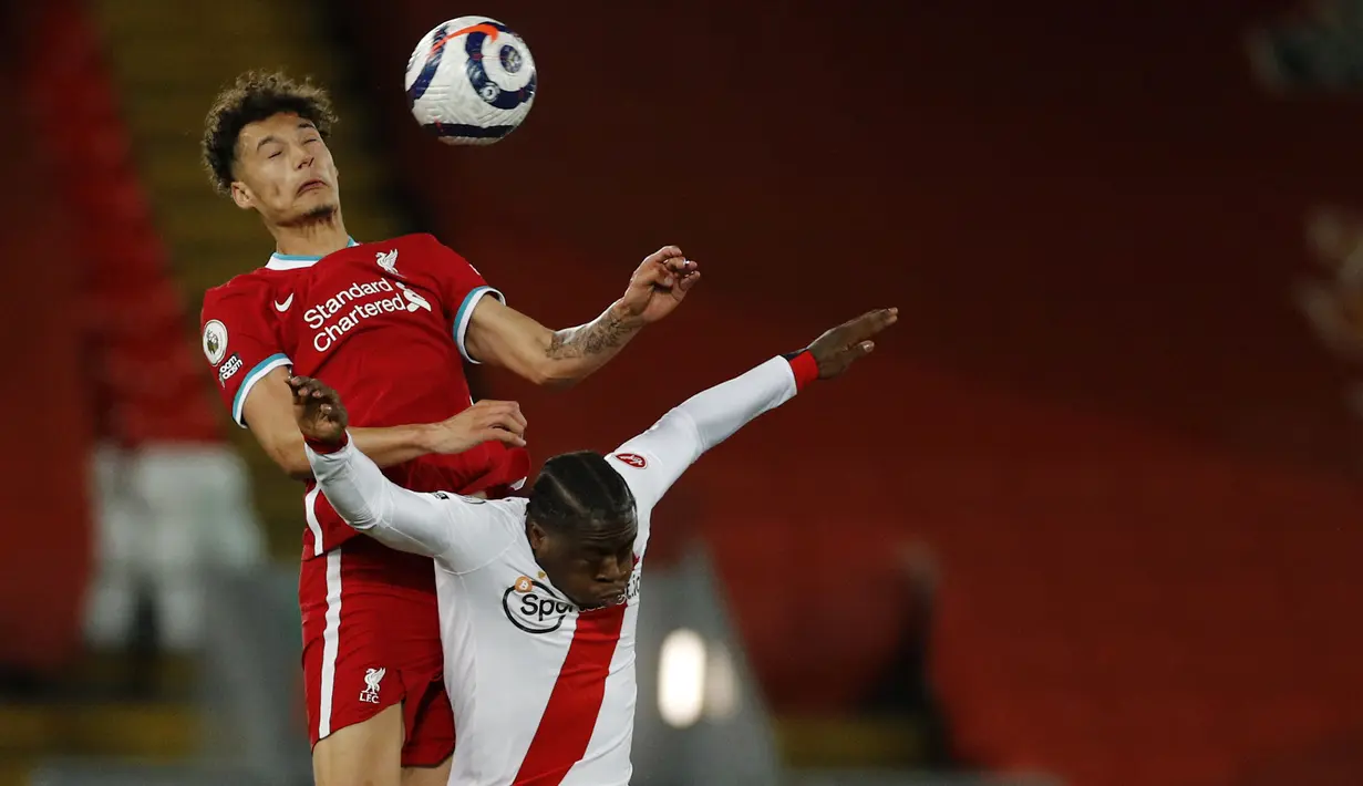 Bek Liverpool, Rhys Williams berebut bola dengan pemain Southampton, Michael Obafemi pada pertandingan lanjutan Liga Inggris di stadion Anfield di Liverpool, Inggris, Minggu (9/5/2021). Sedangkan Southampton masih terpuruk di perigkat ke-16 dengan torehan 37 poin. (Phil Noble / Pool via AP)