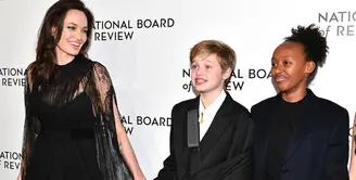 Angelina Jolie hadir mengunjungi para pengungsi Suriah bersama dengan kedua analnya yakni, Shiloh dan Zahara Jolie-Pitt pada 28 Januari waktu setempat. (Dia Dipasupil/FilmMagic)