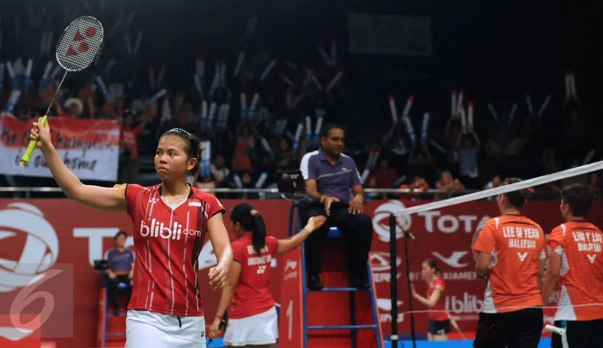 Pebulutangkis ganda putri Indonesia, GreysiaPolii (kiri) mengangkat tangan usai melawan Yin Loo Lim/Yean Lee Meng di Total BWF Championships 2015 di Jakarta, Rabu (12/8/2015). Greysia/Nityaunggul 17-21, 21-13, 21-11. (Liputan6.com/Helmi Fithriansyah)