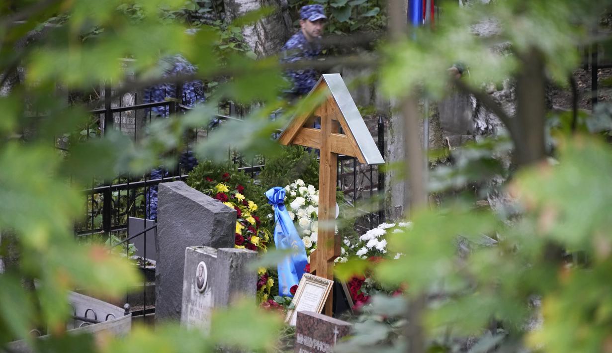 Bunga terlihat di makam bos Wagner Group Yevgeny Prigozhin di pemakaman Porokhovskoe di St. Petersburg, Rusia, Selasa (29/8/2023). (AP Photo/Dmitri Lovetsky)