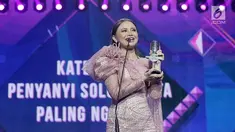 Penyanyi Rossa memberikan pidato kemenangan setelah menerima penghargaan dalam ajang musik SCTV Music Awards 2019 di Studio 6 Emtek City, Jakarta, Jumat (26/4). Rossa menyabet piala penghargaan penyanyi solo wanita paling ngetop SCTV Music Awards 2019. (Fimela.com/Bambang E. Ros)