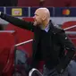 Pelatih Ajax Amsterdam Erik Ten Hag saat leg pertama Grup D Liga Champions melawan Liverpool di Johan Cruijff Arena pada 21 Oktober 2020. Erik ten Hag dilaporkan telah setuju menandatangani kontrak empat tahun setelah menjadi manajer Manchester United atau MU berikutnya. (Kenzo Tribouillard/AFP)