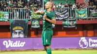 Pemain Persebaya Surabaya, Leo Lelis, merayakan gol ke gawang Madura United dalam lanjutan BRI Liga 1 2022/2023, Minggu (29/1/2023). (Bola.com/Wahyu Pratama)