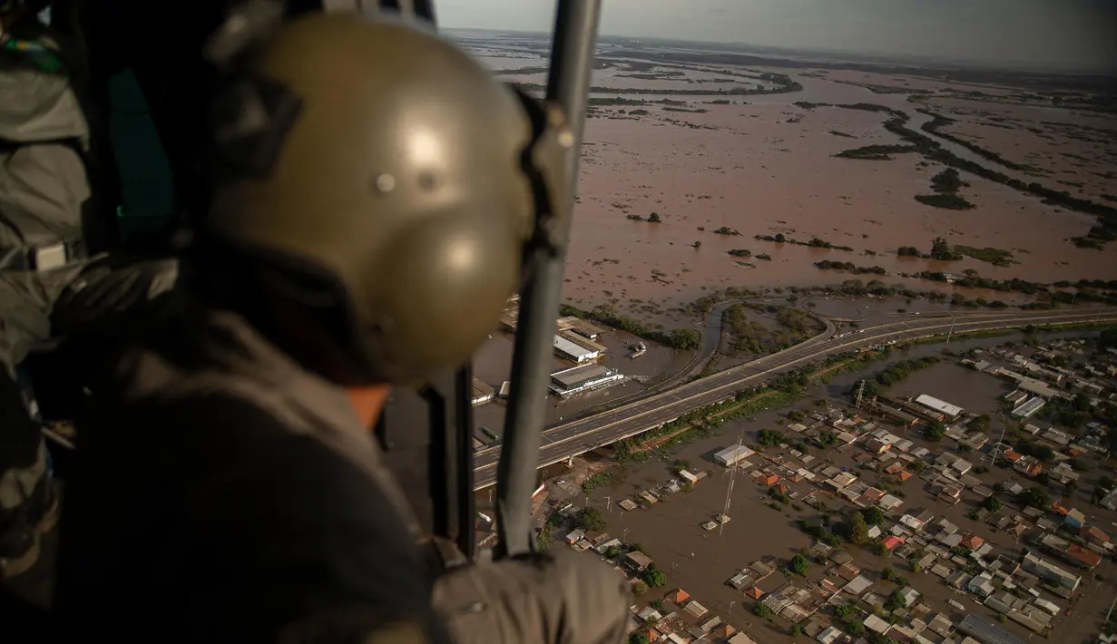 Badan Penanggulangan Bencana Brasil menyebutkan ratusan orang terluka, 160 ribu warga terpaksa mengungsi akibat banjir yang melanda negara bagian Rio Grande do Sul. (Carlos FABAL/AFP)