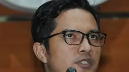 Juru Bicara KPK Febri Diansyah memberi keterangan terkait dugaan korupsi Bupati Mojokerto, Mustofa Kamal Pasa, Jakarta, Senin (30/4/). Dalam pengeledahan rumah Mustofa, KPK benyita sejumlah mobil dan uang sebesar 4 millyar. (Merdeka.com/Dwi Narwoko)