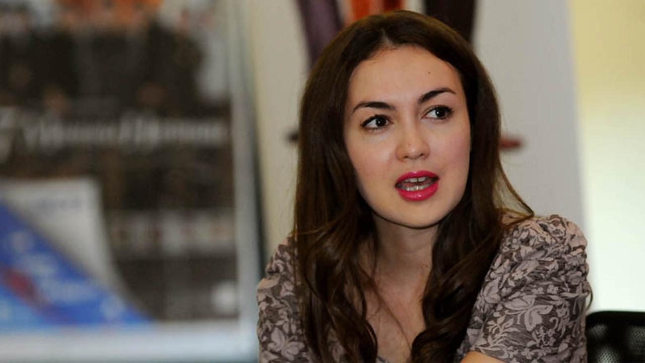 Koleksi Cangkir, Rianti Cartwright Merasa Seperti Nenek-nenek