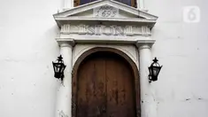 Pintu Gereja Sion yang berada di sudut Jalan Pangeran Jayakarta, Taman Sari, Jakarta Barat, Jumat (23/12/2022). Gereja Sion atau dikenal juga dengan nama Portygeesche Buintenkerk yang usianya mencapai 326 tahun. Namanya Gereja Portugis, bukan berati didirikan oleh orang Portugis, melainkan orang Belanda. Setelah Indonesia Merdeka, Portugreesche Buitenkerk berganti nama menjadi Gereja Portugis. (Liputan6.com/Johan Tallo)