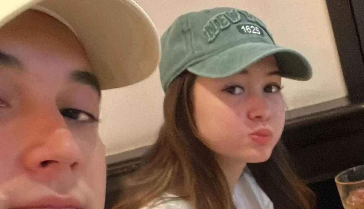 Bukan pakaian, kali ini keduanya kompak memakai topi. [instagram/juniorroberts]