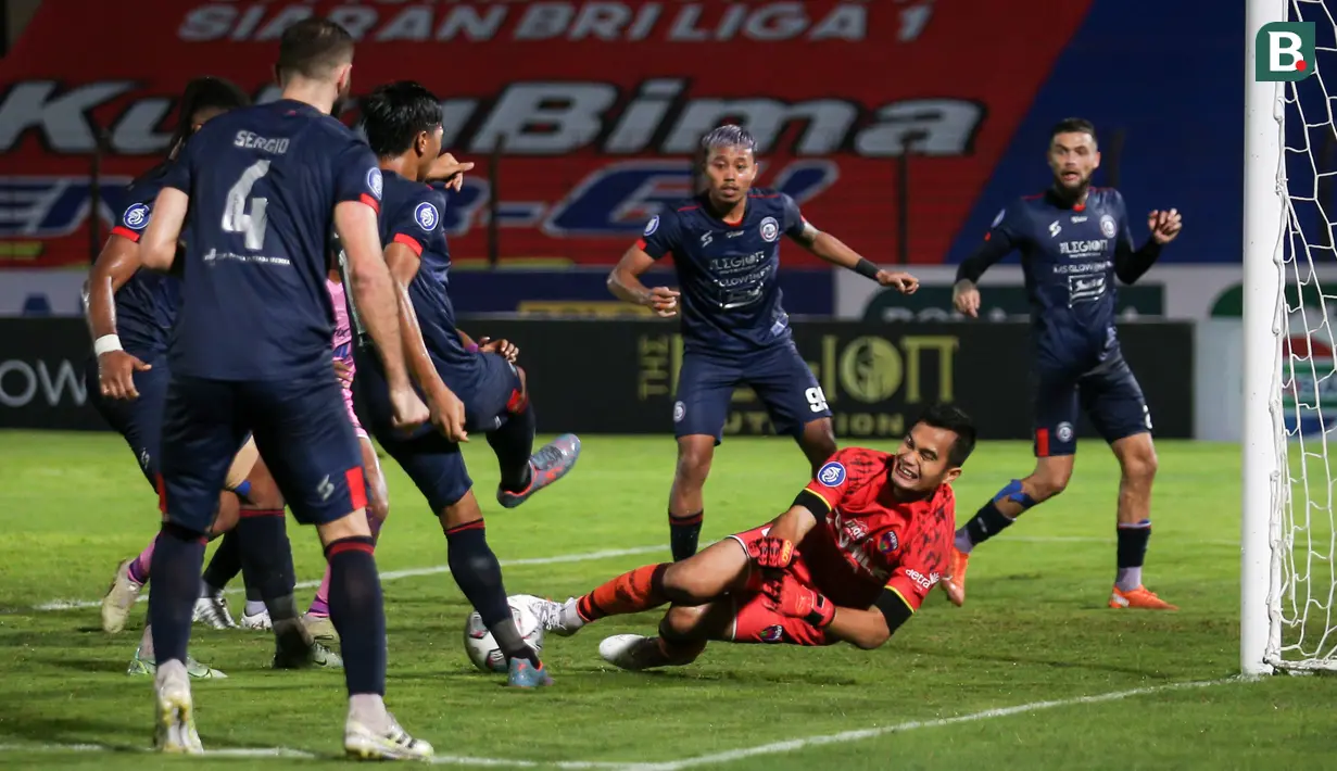 Kiper Persita Tangerang, Dhika Bayangkara (tengah) berusaha menghalau bola saat laga pekan kesembilan BRI Liga 1 2021/2022 antara Arema FC melawan Persita Tangerang di Stadion Sultan Agung, Bantul, Rabu (27/10/2021). (Bola.com/Bagaskara Lazuardi)