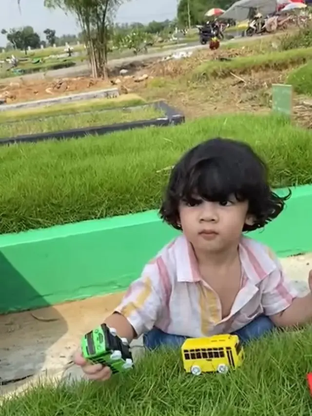 Potret Balint berkunjung ke makam sang bunda (Sumber: Instagram/monaratuliu)