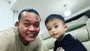 Ada momen lucu saat Adzam akan diajak selfi oleh ayahnya.  Bocah yang lahir pada 11 Desember 2021 itu malah berjalan ke arah kamera dan bergaya. Belum genap dua tahun, Adzam sudah pintar gaya di depan kamera. [Instagram/ferdinan_sule]