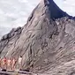 Turis bugil memicu terjadinya gempa di Gunung Kinabalu, Malaysia.