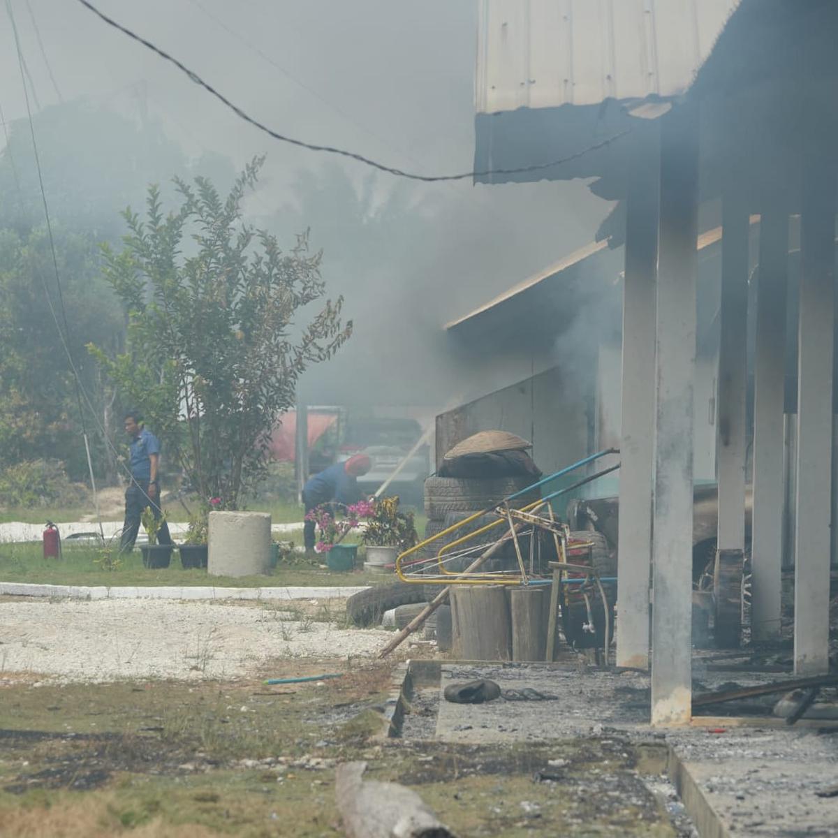 Ricuh di perumahan perusahaan kayu akasia riau