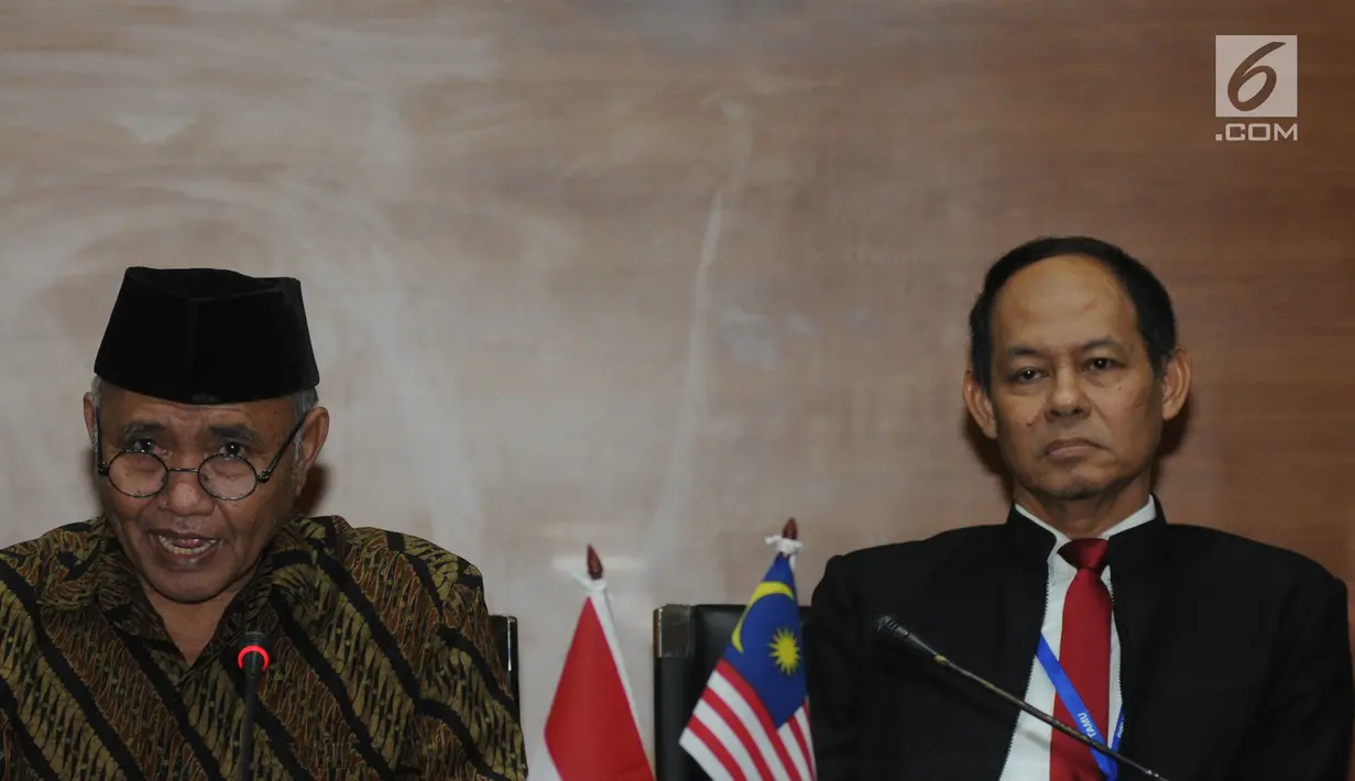 Ketua KPK Agus Rahardjo dan Chief Commissioner MACC, Datuk Sri Mohd Shukri bin Abdul memberi keterangan usai menandatangani perpanjangan MoU di gedung KPK, Jakarta, Senin (5/11). (Merdeka.com/Dwi Narwoko)