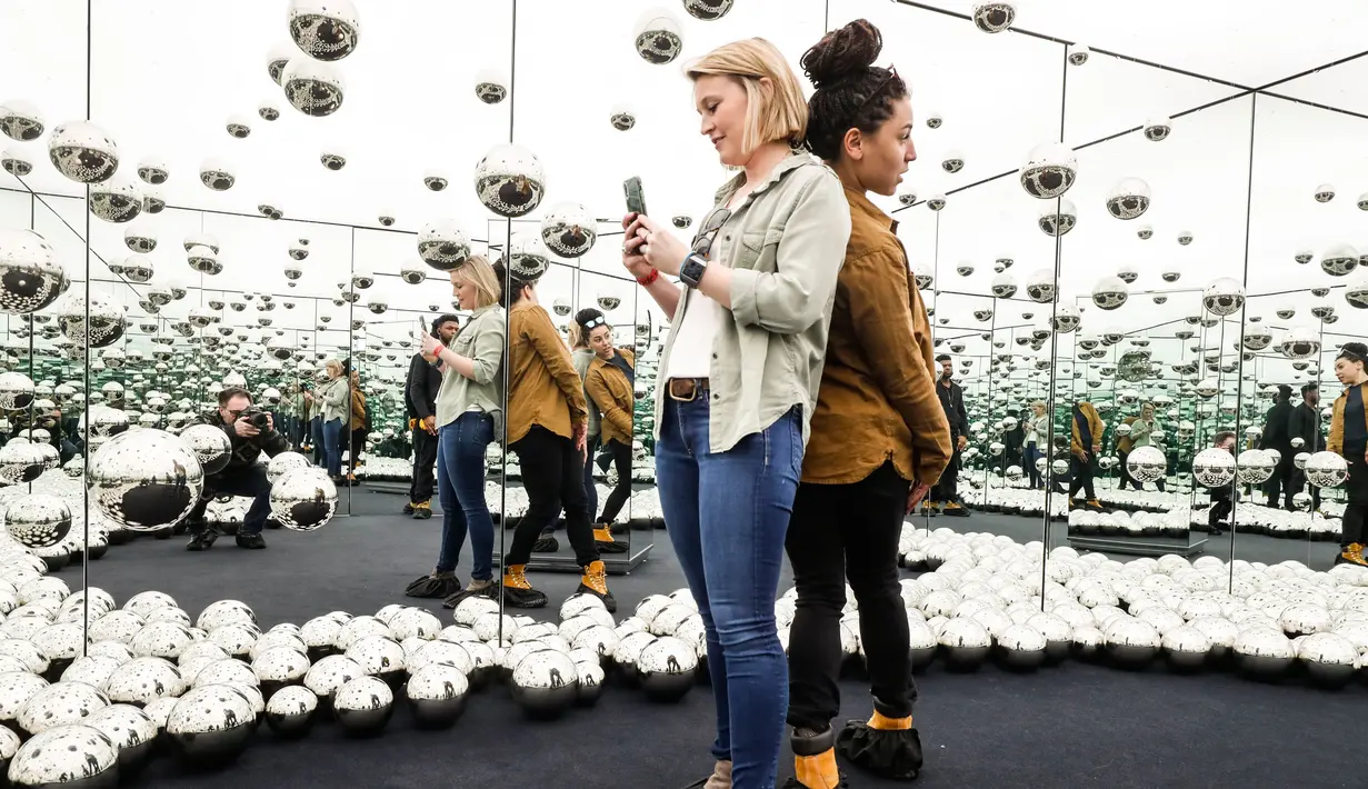 Para pengunjung berswafoto dalam instalasi seni 'Infinity Mirror Room' karya seniman Jepang Yayoi Kusama di Museum Wndr, Chicago, Amerika Serikat, Minggu (23/2/2020). Museum Wndr menjadi tempat bagi pengunjung untuk menemukan sesuatu yang kreatif dan tak terduga. (Xinhua/Joel Lerner)