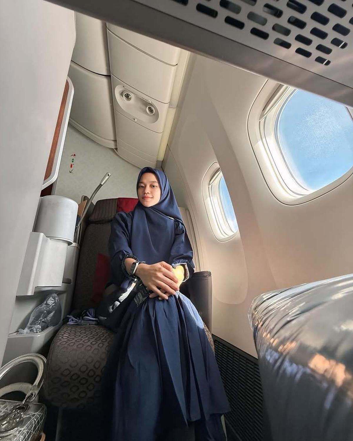 7 Potret Ummi Quary Cantik Pakai Hijab saat Umrah, Beri Kesan Lemah Lembut & Kalem Beda Dari Biasanya