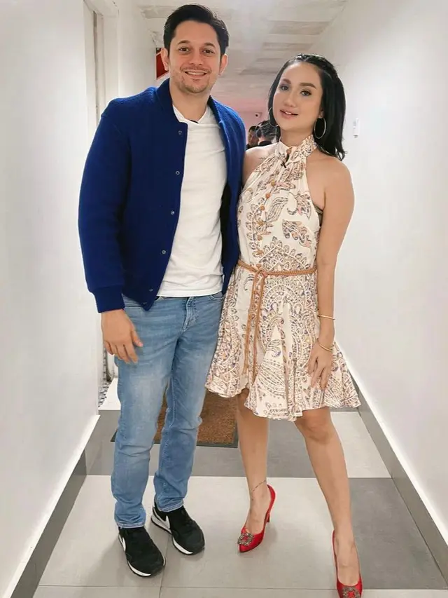 Andrew Andika bersama istri (Sumber: Instagram/tengkudewiputri_tdp)
