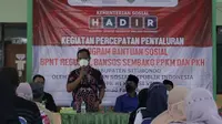 Kepala Badan Kepegawaian dan Pengembangan Sumber Daya Manusia (BKP-SDM) Situbondo Fathor Rakhman  Memberikan Arahan dalam Acara Penyaluran Bantuan Sosial. (Hermawan Arifianto/Liputan6.com)