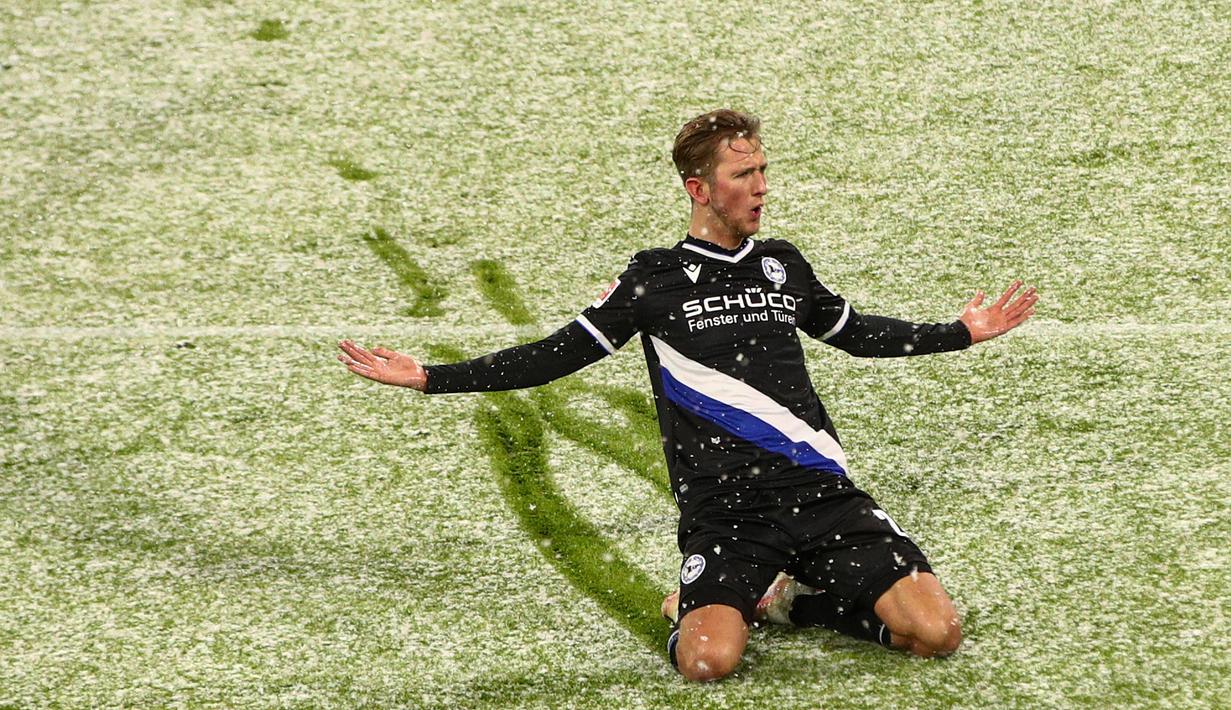 Striker Arminia Bielefeld, Michel Vlap melakukan selebrasi usai mencetak gol pertama timnya ke gawang Bayern Munich dalam laga lanjutan Liga Jerman 2020/21 pekan ke-21 di Allianz Arena, Munich, Senin (15/2/2021). Arminia Bielefeld bermain imbang 3-3 dengan Bayern Munich. (AFP/Adam Pretty/Pool)