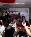 Suatu ketika di pagi hari, Indra Perdana Sinaga masih terlelap dalam tidurnya. Vokalis Lyla Band itu hanya mengangguk pelan ketika sang istri, Feby Rizky Andhika, berangkat kerja. Ada yang janggal di benak Naga pagi itu. (Andy Masela/Bintang.com)