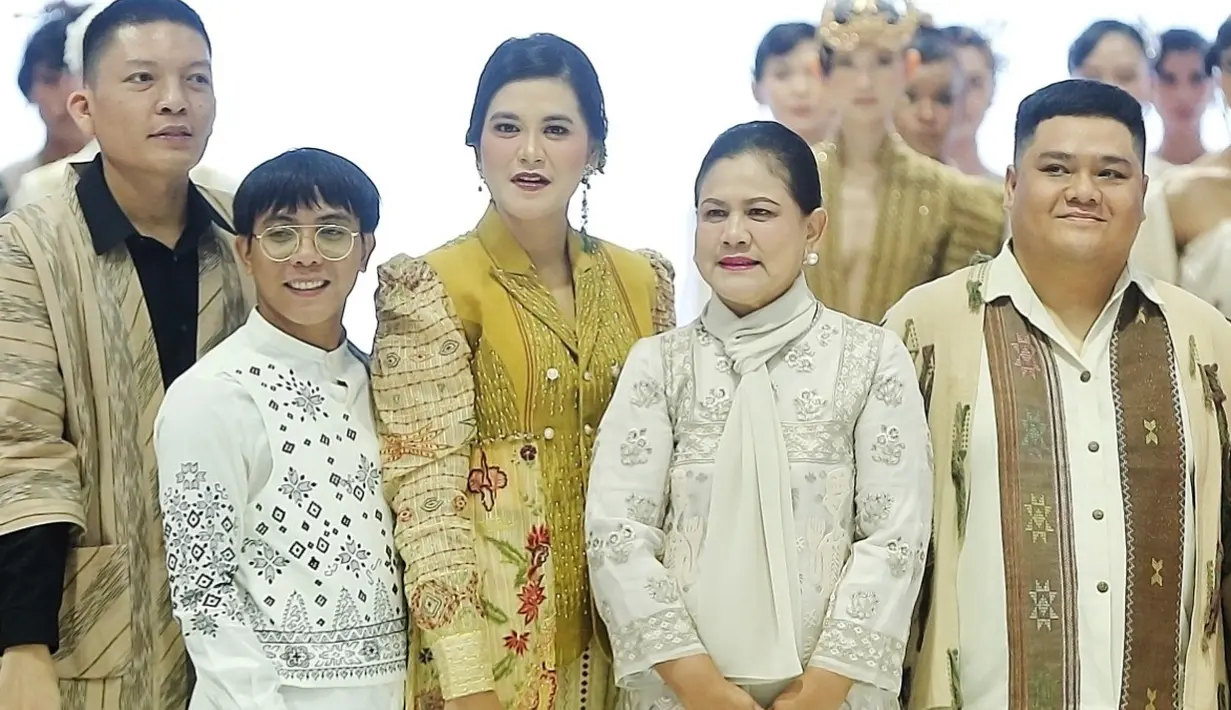 <p>Sama seperti sang ibu, Kahiyang juga menata rambutnya dengan sanggul, dengan sedikit hiasan berwarna emas. [Fimela/Bambang E. Ros]</p>