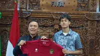 Calon pemain naturalisasi timnas Indonesia U-20 Rafael Struick bersama ketum PSSI Iwan Bule