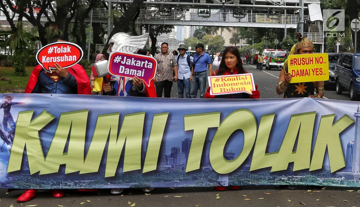 Sejumlah massa mengenakan baju superhero melakukan aksi berjalan dari Patung Kuda menuju gedung Mahkamah Konstitusi (MK), Jakarta Pusat, Selasa (18/6/2019). Dalam aksinya mereka menyerukan perdamaian. (Liputan6.com/Johan Tallo)