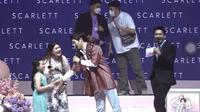 Potret interaksi antara Song Joong Ki dengan Arsy Hermansyah yang bikin iri warganet usai aktor Reborn Rich itu mengajak anak dari pasangan Anang-Ashanty ini bersalaman di sebuah acara fanmeeting sekaligus peluncuran produk perawatan kulit. (source: Twitter.com/HanafieMega)