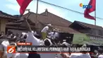 Ratusan warga Tabanan, Bali, berebut hujan uang mesuryak dalam rangka peringati Hari Raya Kuningan.