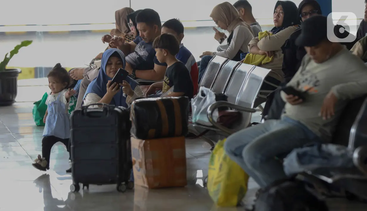 Penumpang menunggu keberangkatan di Terminal Terpadu Pulogebang, Jakarta, Kamis (23/5/2024). (Liputan6.com/Herman Zakharia)