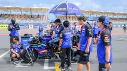 Pembalap Yamaha Racing Indonesia, Wahyu Nugroho berdoa sebelum Race 1 SS600 Asia Road Racing Championship (ARRC) Mandalika 2025 di Sirkuit Internasional Mandalika, Lombok, Nusa Tenggara Barat, Sabtu (30/08/2025). (Bola.com/Bagaskara Lazuardi)