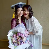 Didampingi sang ibu Ririn Ekawati, Jasmine Abeng tampil menawan berbalut kebaya dan kain bugis di momen wisuda SMA. (Instagram/ririnekawati).