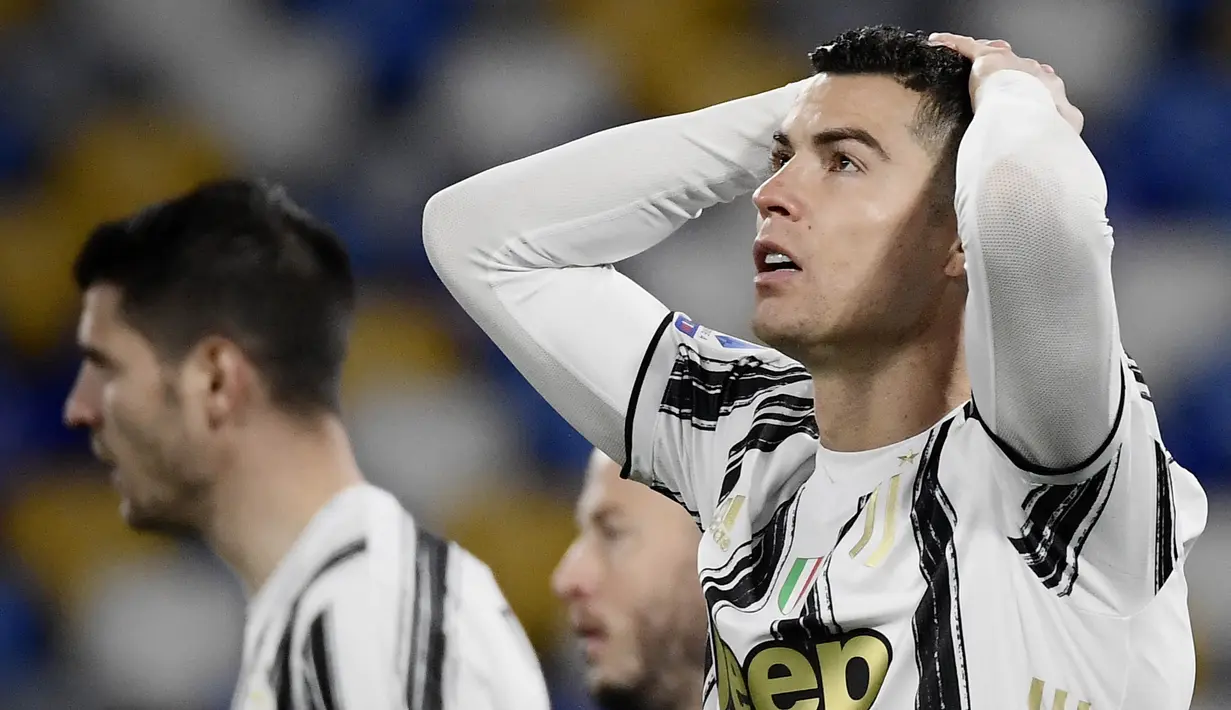 Striker Juventus, Cristiano Ronaldo, tampak kecewa usai gagal mencetak gol ke gawang Napoli pada laga Liga Italia di Stadion Diego Maradona, Sabtu (13/2/2021). Juventus takluk 1-0 dari Napoli. (Photo by Filippo MONTEFORTE / AFP)