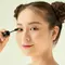 Ilustrasi perempuan menggunakan maskara waterproof. (c) makistock/Depositphotos