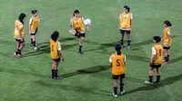 Pemain Timnas Indonesia Putri U-17 melakukan juggling saat latihan di Lapangan A Kompleks Stadion Utama Gelora Bung Karno (SUGBK), Senayan, Jakarta, Rabu (27/03/2024). Latihan tersebut merupakan bentuk persiapan untuk Piala Asia U-17 yang bergulir di Bali pada 6-19 Mei 2024. (Bola.com/Bagaskara Lazuardi)