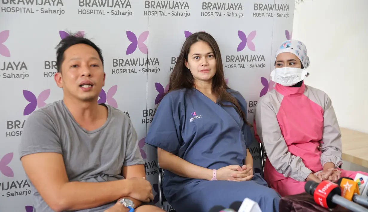 "Semua yang suka David Bowie pasti album itu dilihat sebagai masterpiece-nya dia. Menurut gue yang ikonik lagunya banyak, cuma yang gue suka waktu yang salah kita pikir lahiran tapi ternyata bukan," jelasnya. (Adrian Putra/Fimela.com)