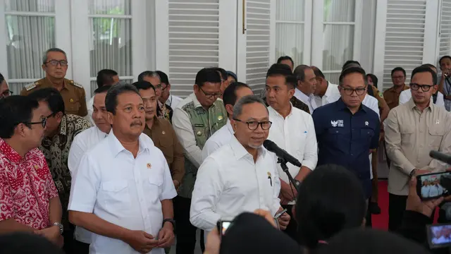 Menteri Koordinator Bidang Pangan Zulkifli Hasan (Zulhas) usai Rapat Koordinasi Bidang Pangan di Gedung Pakuan, Kota Bandung, Jawa Barat, Selasa (24/12/2024).
