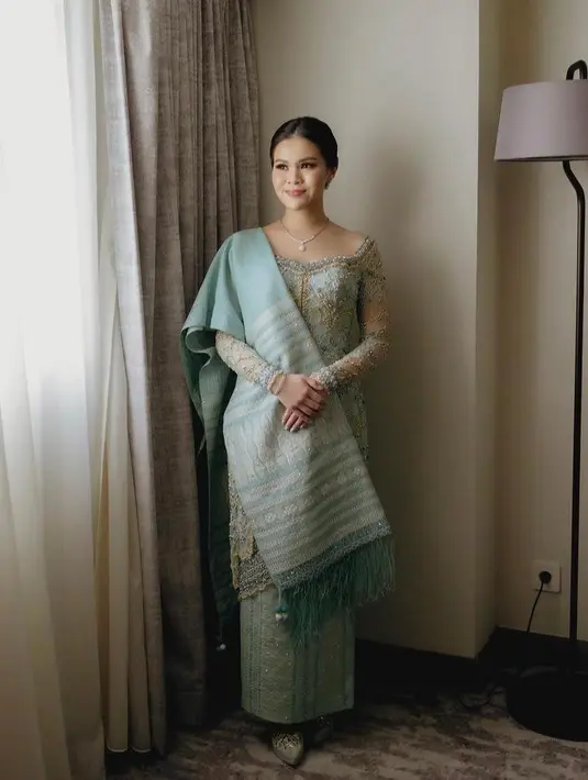 Mengaku pertama kali kenakan kebaya, Chen Giovani tetap terlihat menawan dengan kebaya full payet. Kebaya full payet ini dipadukan dengan songket sutra berwarna senada. [@chengiovanis]